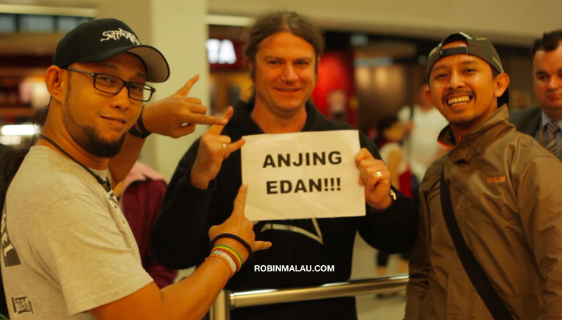 Dom Lawson menunggu rombongan Burgerkill dengan Anjing Edan!